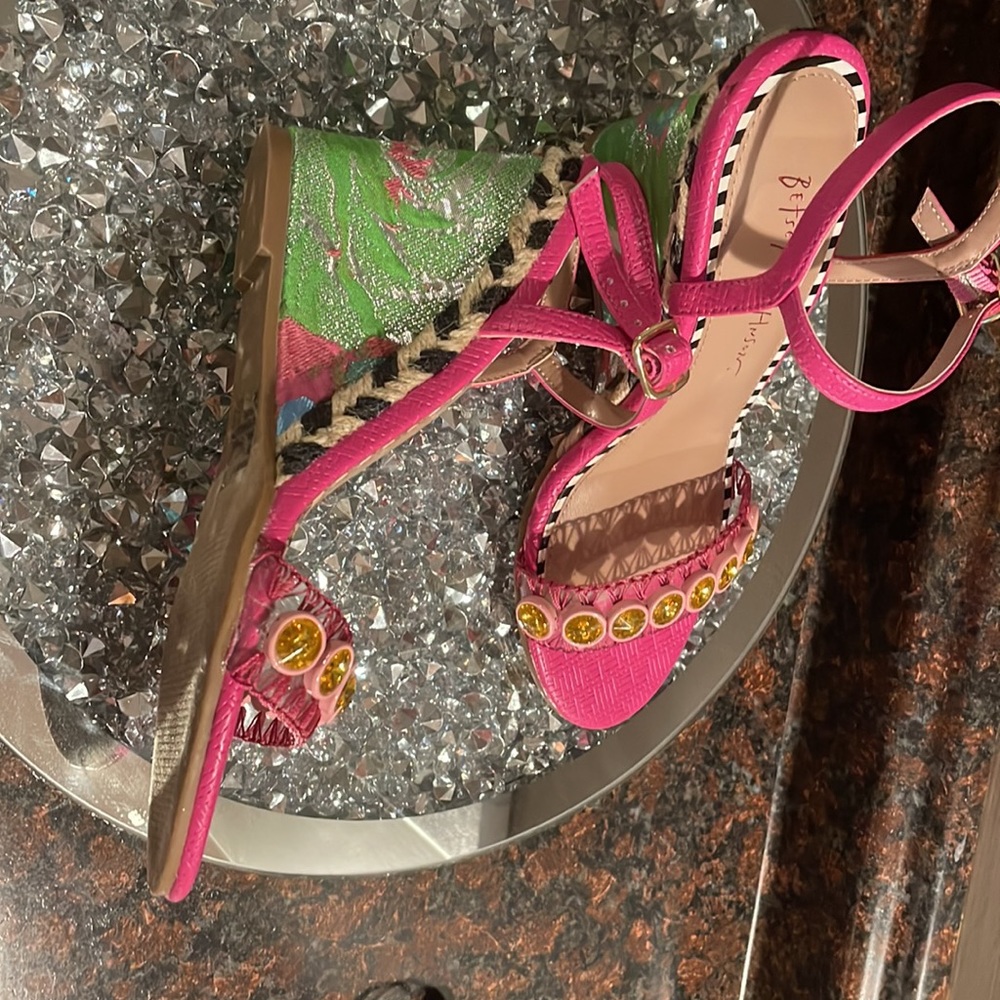 Betsy Johnson size 7 strappy wedges- never worn